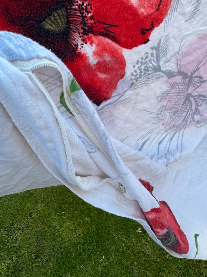 Feinbiber Bettwäsche weiß mit roten Blumen 155x200cm/80x80cm in Hamburg