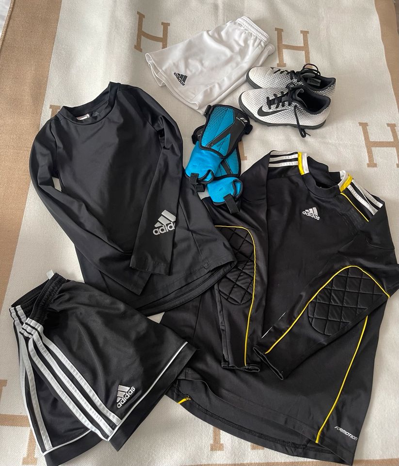 Adidas/ Nike Fußball Kleidung in Cremlingen