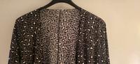 Damen Shirt Jacke mit Leo Print Gr. 50 / 52 Nordrhein-Westfalen - Mettmann Vorschau