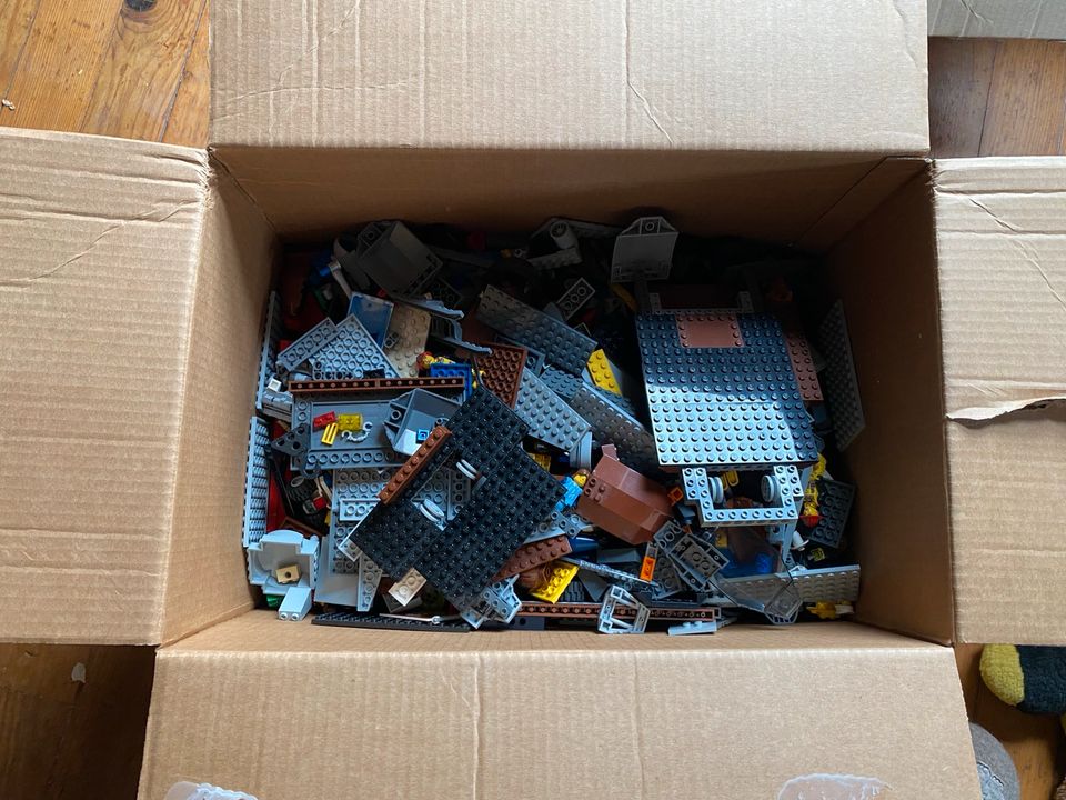 Lego teilweise fertig gebaut in Schwalbach