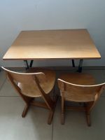 Alter Schultisch/Schreibtisch mit 2 Stühlen aus Holz Bayern - Kissing Vorschau