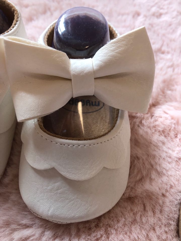 Weiße süße Babyschuhe mit Schleife Ballerinas Taufe Hochzeit NEU in Oppenheim