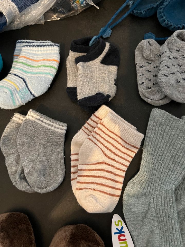 Tüte mit über 100 Socken,Schuhe,Rasselsocken von 0 bis Gr.20 in Donaueschingen