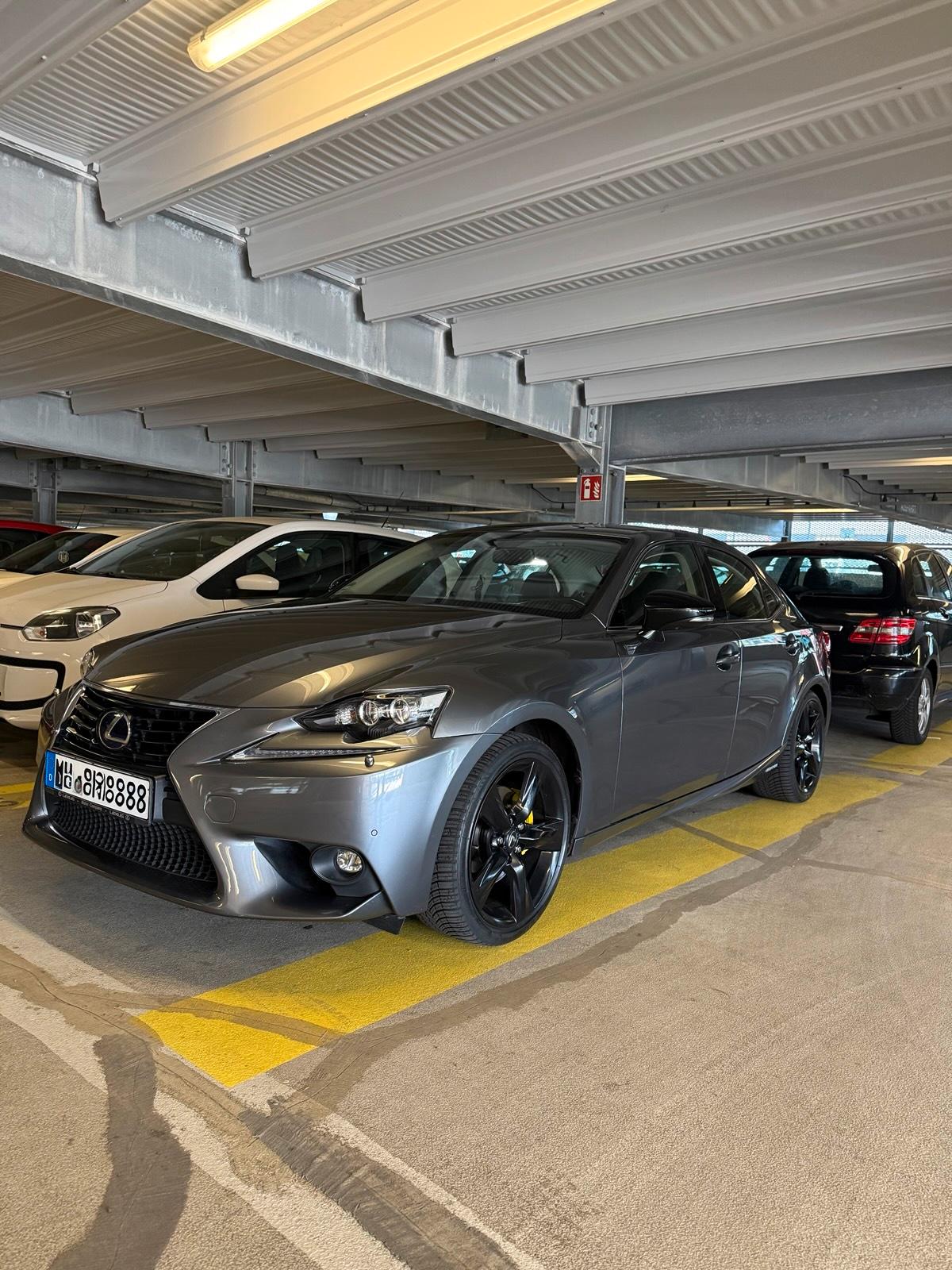 Abbildung des Autos Lexus is300h
