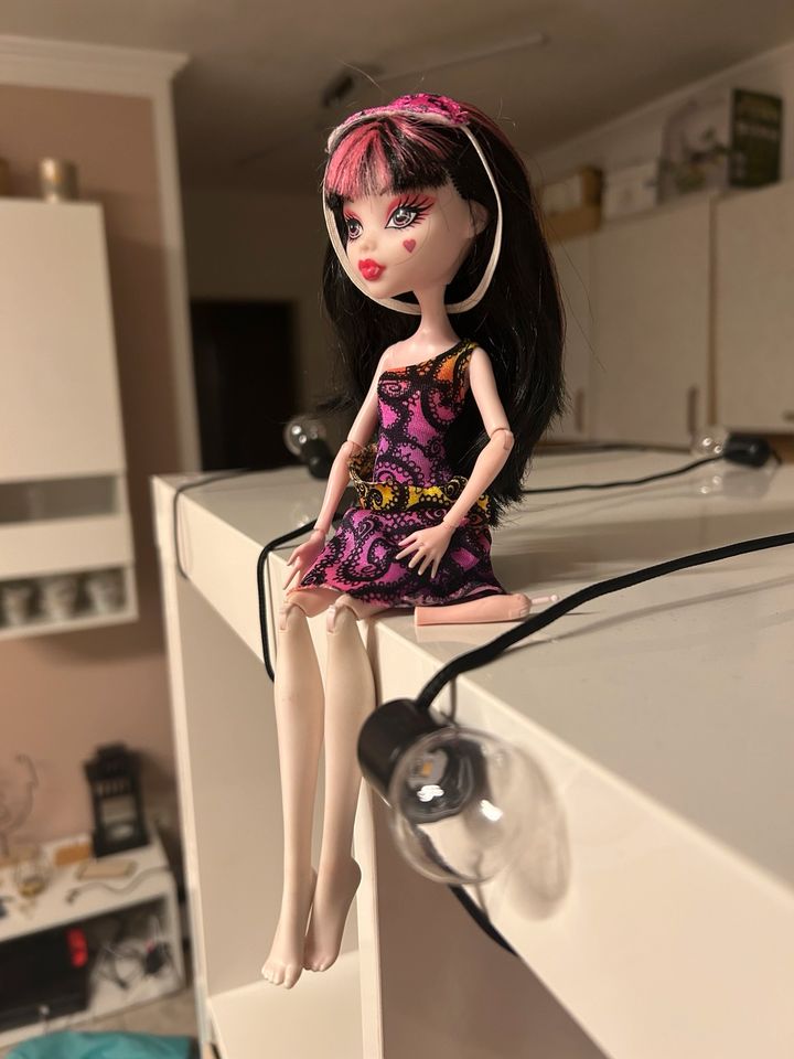 Monster High Puppe Draculaura Todmüde in Nümbrecht