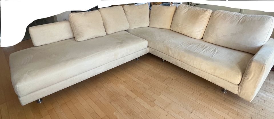 Sehr schöne italienische Designer-Couch, Alcantara, hell Beige in Eching (Kr Freising)