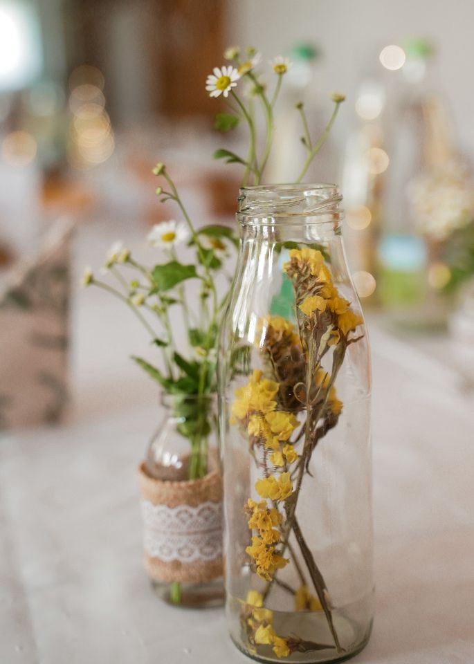 Hochzeitsdeko: Flaschen mit getrockneten Blumen in Nürnberg (Mittelfr)
