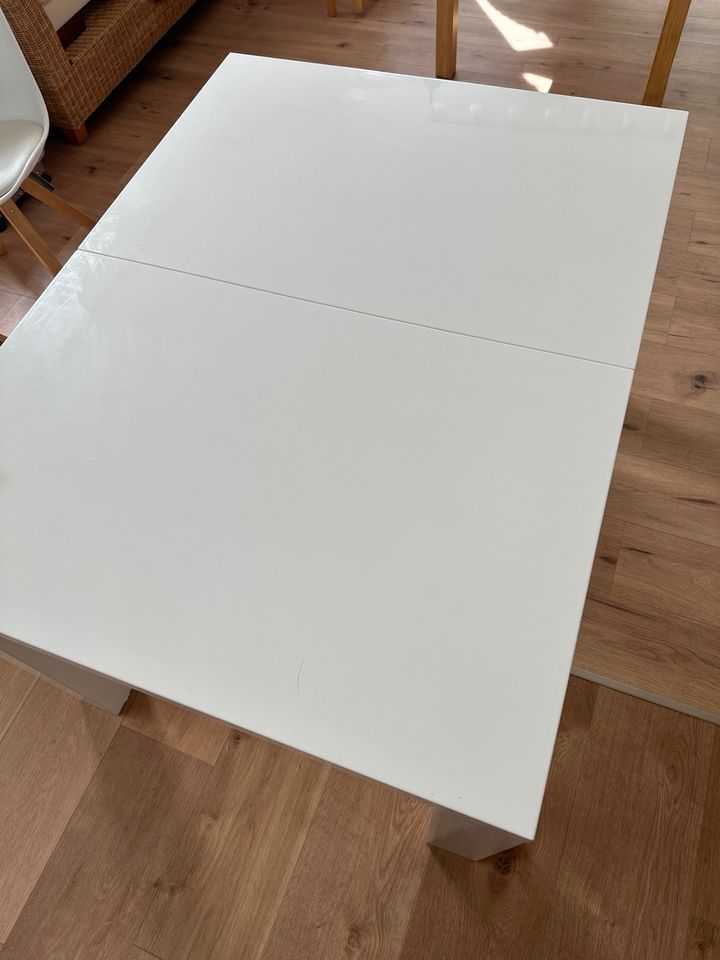 Weißer Tisch in Aachen