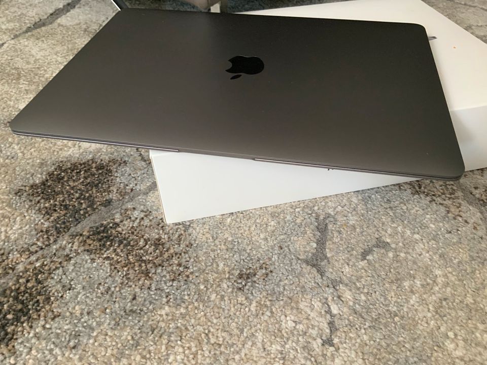 Apple MacBook Air 13 Zoll  256GB SSD M1 8GB Laptop Space Grau in Oberhausen