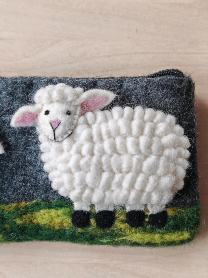 Federmäppchen "weißes Schaf auf Wiese" in Sonneberg