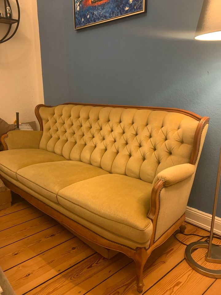 Sofa im alten Landhausstil in Hamburg