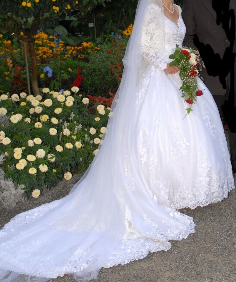 Brautkleid Eddy K., Gr. 38, weiß, Perlen, Pailletten, lange Ärmel in Konstanz