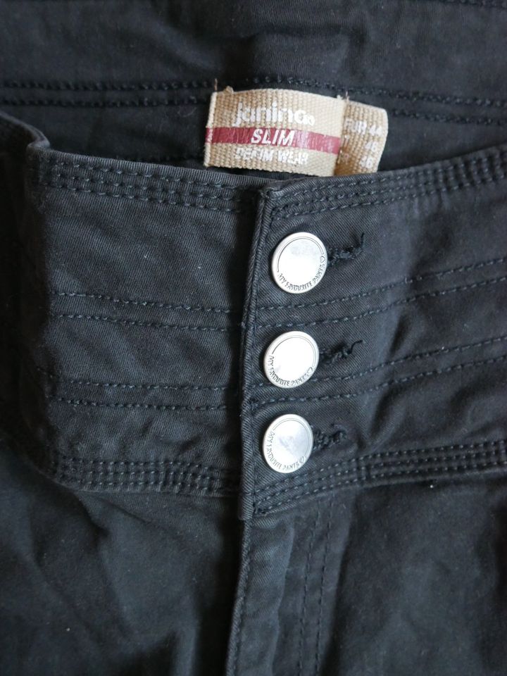 Janina Slim Jeans schwarz Größe 44 in Leipzig