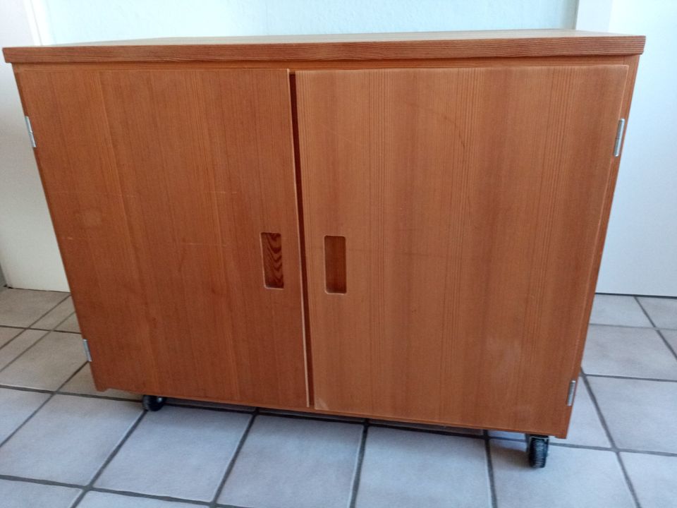 Kommode / Schrank / Schränkchen Holz Natur 2-Türen Rollen in Biblis