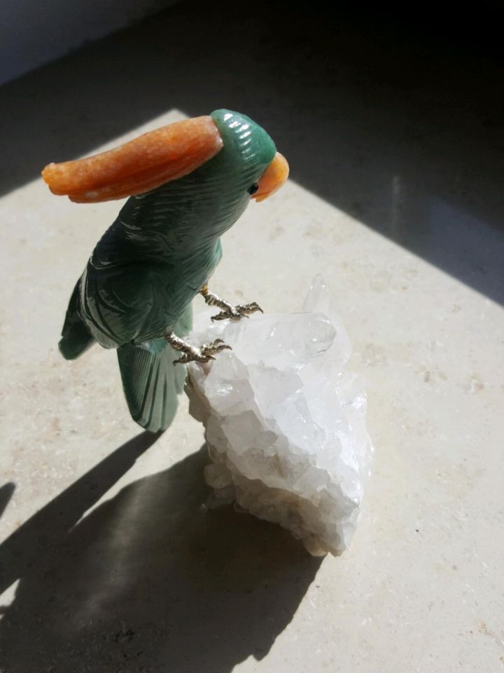 Dekoration Papagei aus Stein auf dem Berg Kristall in Heroldstatt
