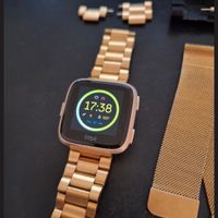 Fitbit Versa Smartwatch Roségold + 2 Wechselarmbänder Nordrhein-Westfalen - Heiden Vorschau