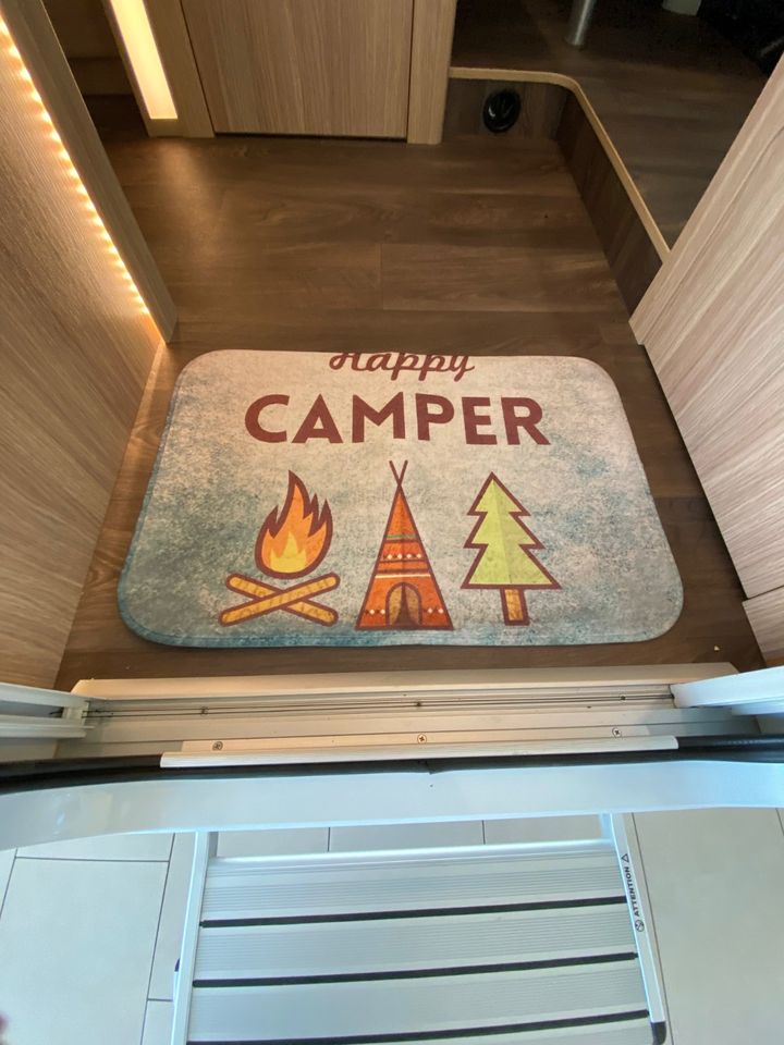 Camping-Feeling pur: Happy Camper Teppich mit 4 Motiven von Wohnw in Waldkraiburg