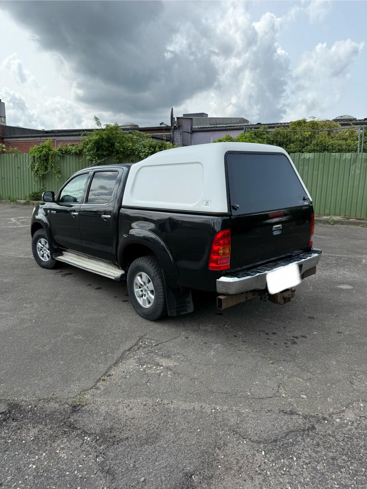 Abbildung des Autos Toyota Hilux 4WD Engine …
