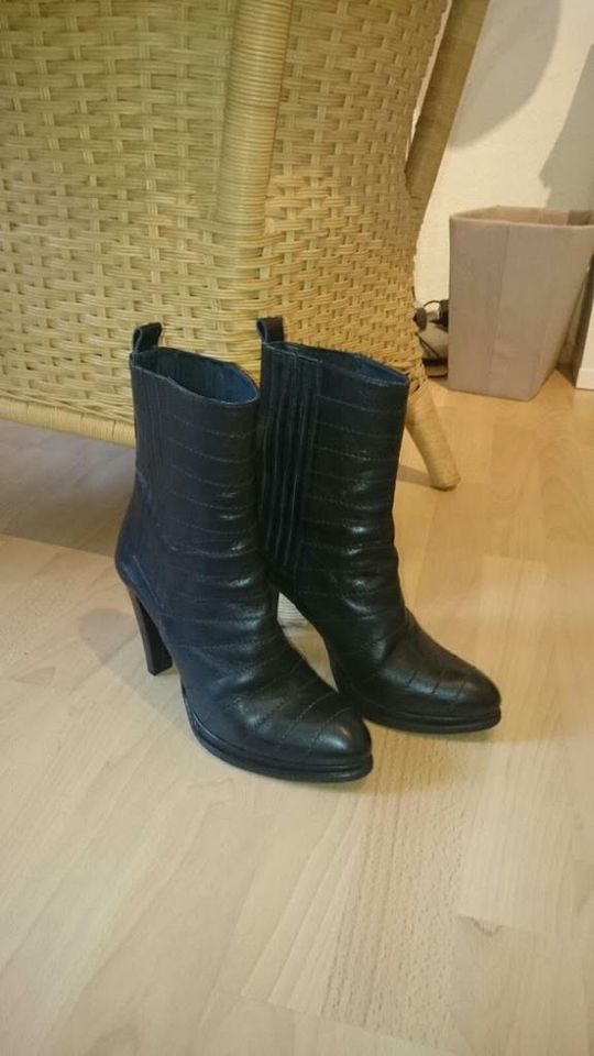 Kaum getragene, halbhohe schwarze Stiefel (Franko Russo Napoli) in Burgwedel