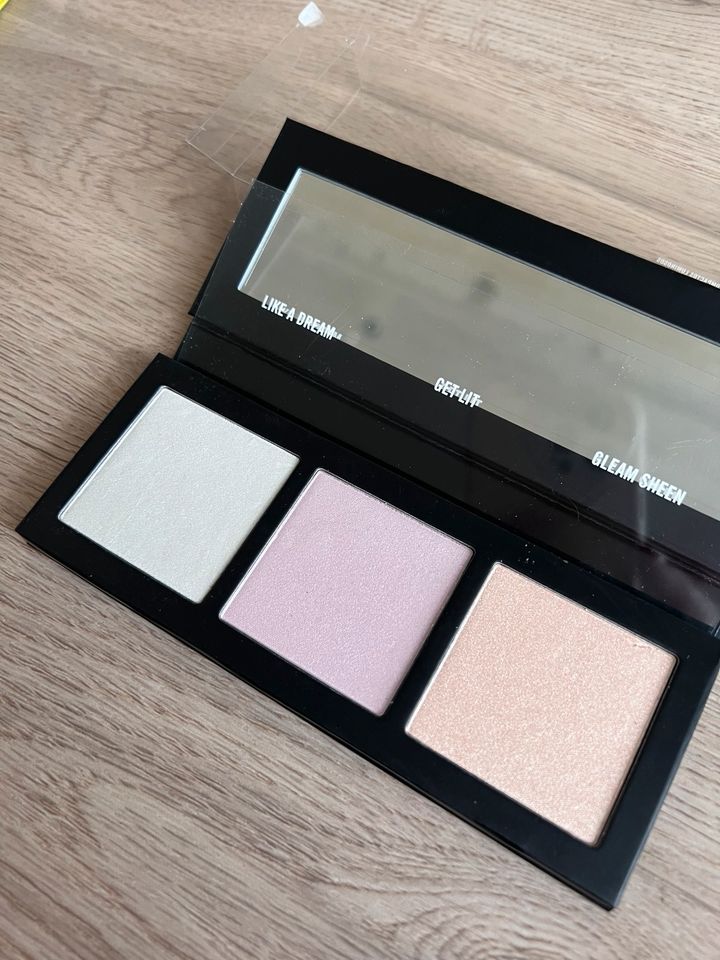 MAC Hyper Real Glow Highlighter Palette in Berlin