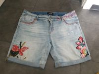 Desigual Damen Jeanshose kurz gr. 32 M top Zustand Nordrhein-Westfalen - Alsdorf Vorschau