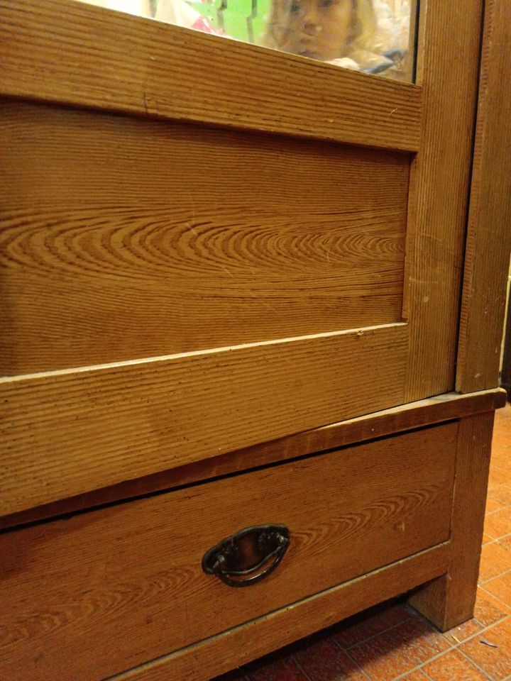 Bauernschrank mit Spiegel Sammlerstück Vintage Kleiderschrank in Mitterteich