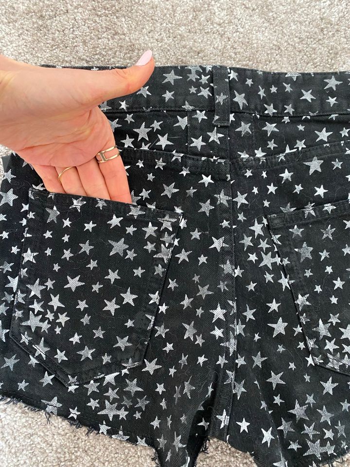 Schwarze Yves Saint Laurent Hot Pants mit weißen Sternen Gr. 34 in Hannover