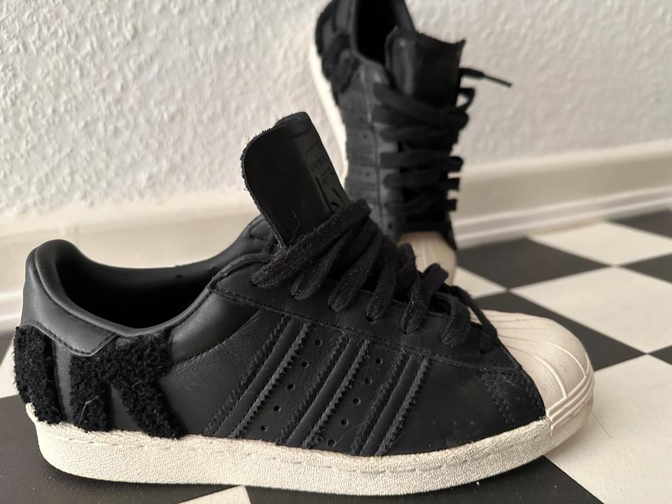 Adidas Superstar 80s Negbas Negbas Casbla Größe 39 1/2  Neu in Hamburg