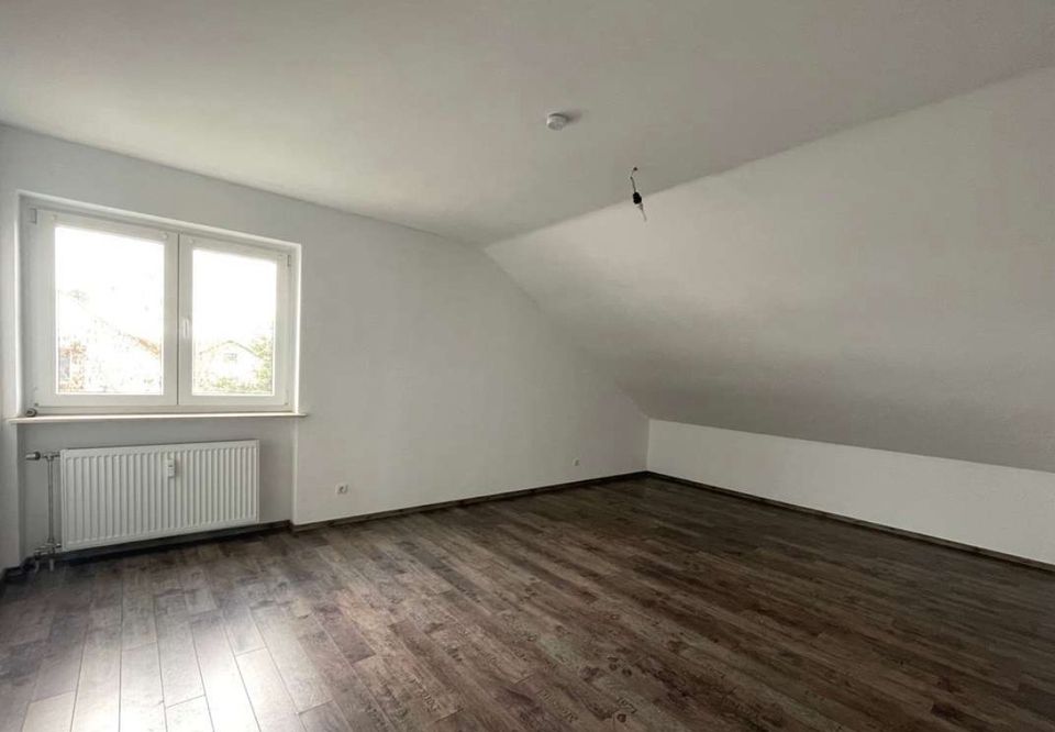 Renovierte 3 Zimmer DG Wohnung(2. Stock) mit EBK in Mainhausen