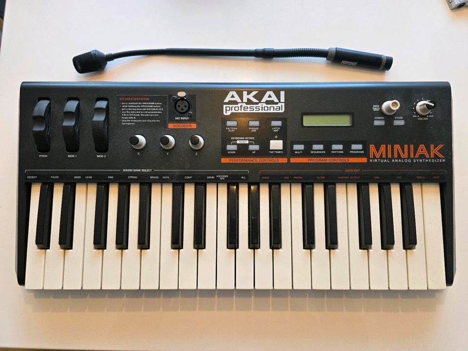 AKAI Miniak Synthesizer Vocoder Keyboard mit Mikrofon in Stuttgart