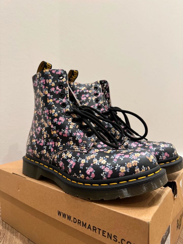 Dr. Martens 1460 Pascal Training schwarz Blumen - Gr. 38 - Neu in Geldern