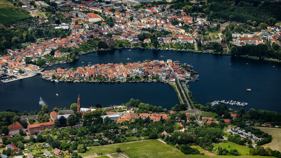 3-Familienhaus im Inselparadies: Sonne, Wasser, Natur ** inkl. Ferienwohnung zur Selbstnutzung ** in Malchow