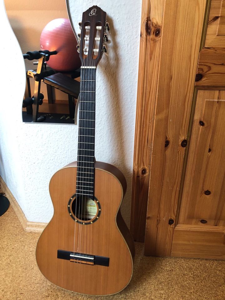 Verk gebr 3/4 Gitarre v Ortega mit Tasche und Zubehör in Bad Bevensen