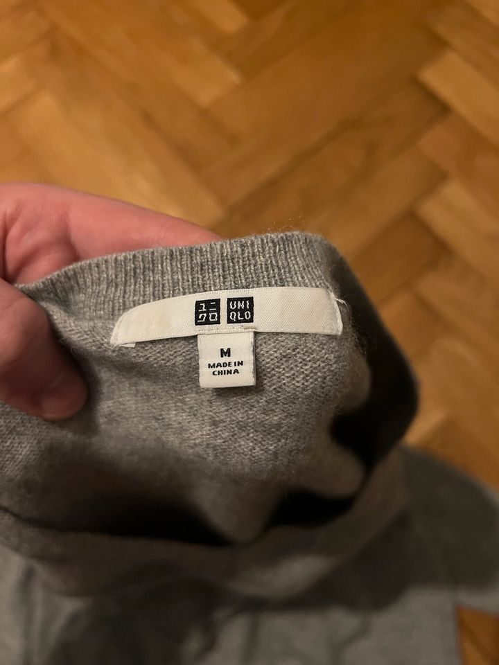 Uniqlo Kaschmir Pullover V Neck Sweater in München