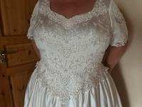 Prinzessinnen Brautkleid mit Schleppe, Perlen, und Spitze Hessen - Greifenstein Vorschau
