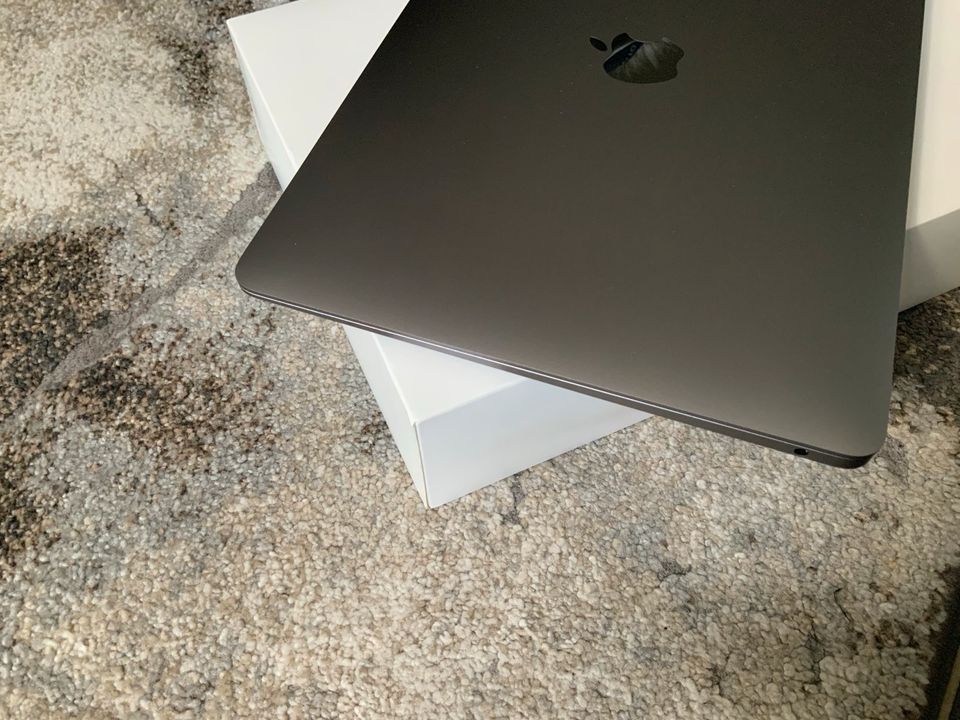 Apple MacBook Air 13 Zoll  256GB SSD M1 8GB Laptop Space Grau in Oberhausen