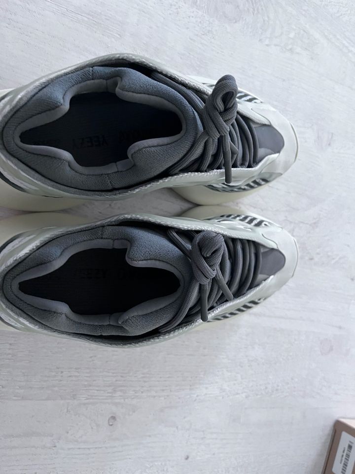 Adidas Yeezy 700 v3 „Fade Salt“ us10 in Landshut