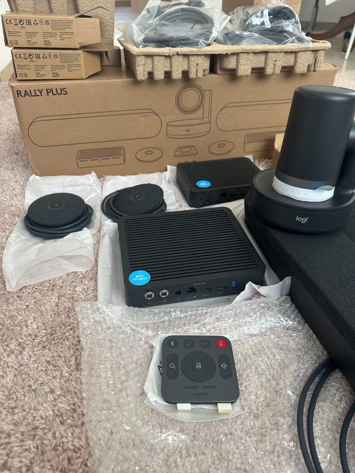 Logitech Videokonferenzsystem Rally Plus, inkl. Lautsprecher, Mik in Würzburg