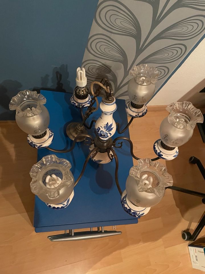 Porzellan Kronleuchter blau weiß vintage Lampe in Jüchen
