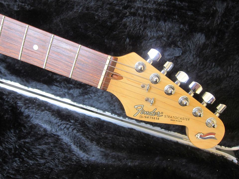 Fender  American  40  Anniversary  Stratocaster , selten  ;  Top in Herne