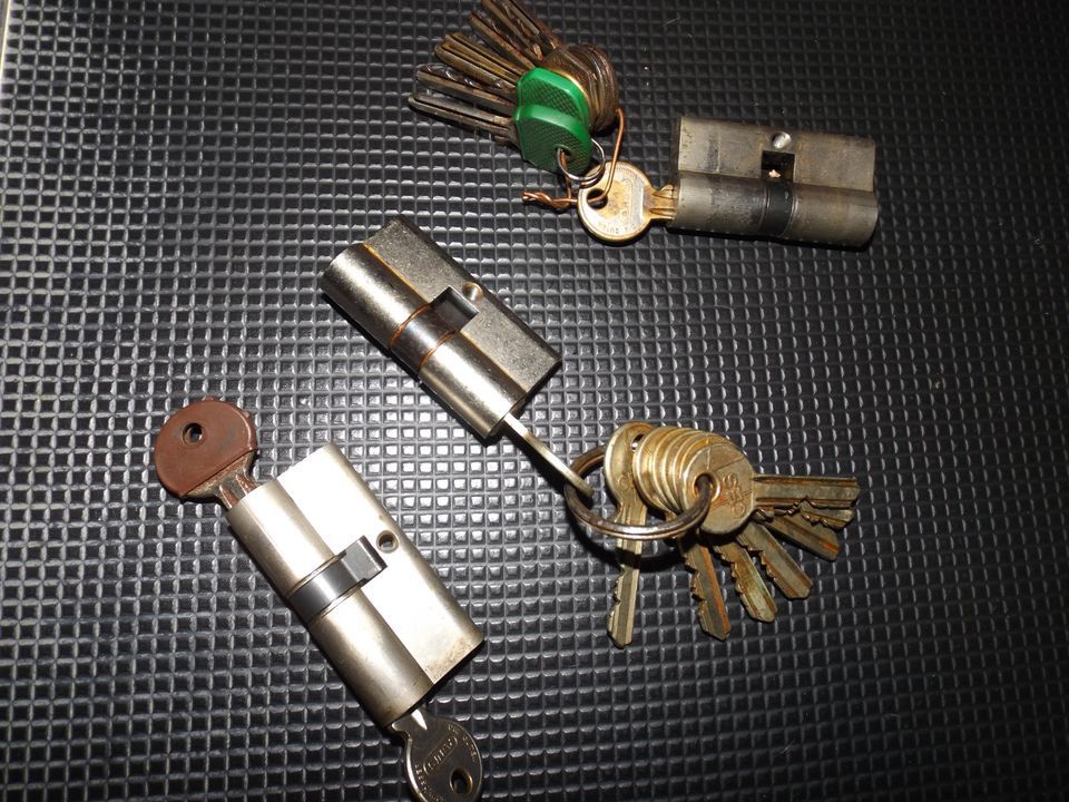 3 Schließzylinder 1 CES + 1 Abus 60mm + 1 Abus 66mm gleichschl. in Schotten