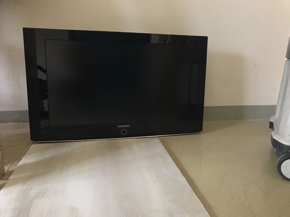 Samsung Fernseher LCD 32 Zoll in Altdorf