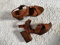Esprit Sandalen mit echtem Leder, Nieten und hohem Absatz Schleswig-Holstein - Lübeck Vorschau
