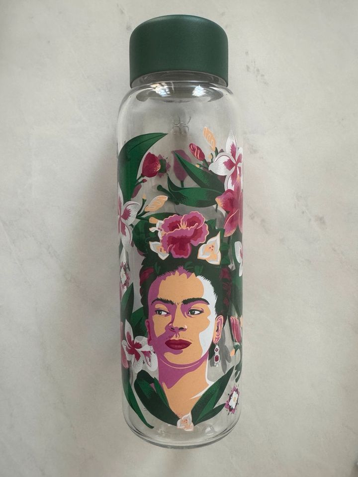 Waterdrop Frida Kahlo Hibiskus Glasflasche in Berlin