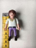 Spielzeugfigur Playmobil Frau braune Haare lila Hose, Stiefel Süd - Niederrad Vorschau