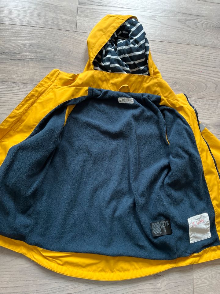 H & M warme gefütterte Regenjacke Gr. 110 in Suderburg