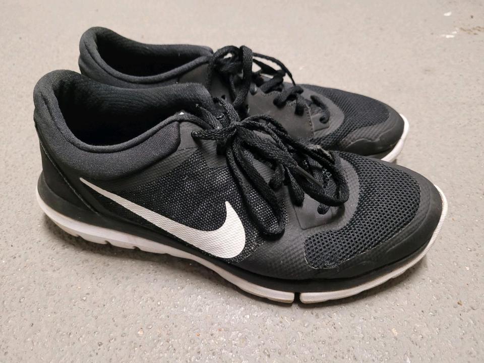 Schuhe Wmns Nike Flex 2015 Rn 709021 004 Black White Gr. 40 in Berlin Reinickendorf kleinanzeigen