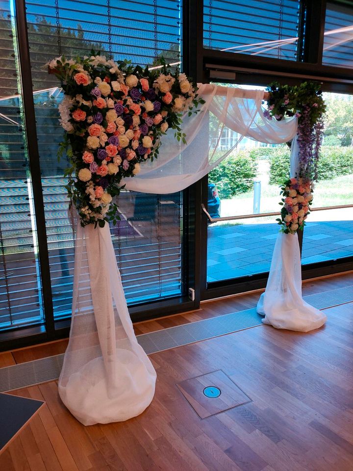 Wunderschöne Traubogen Deko mit rosa und lila Blumen, Hochzeit in Schwieberdingen
