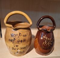 Zwei alte Keramik "Bügelkannen" mit Engobemalerei  35,- Niedersachsen - Moringen Vorschau