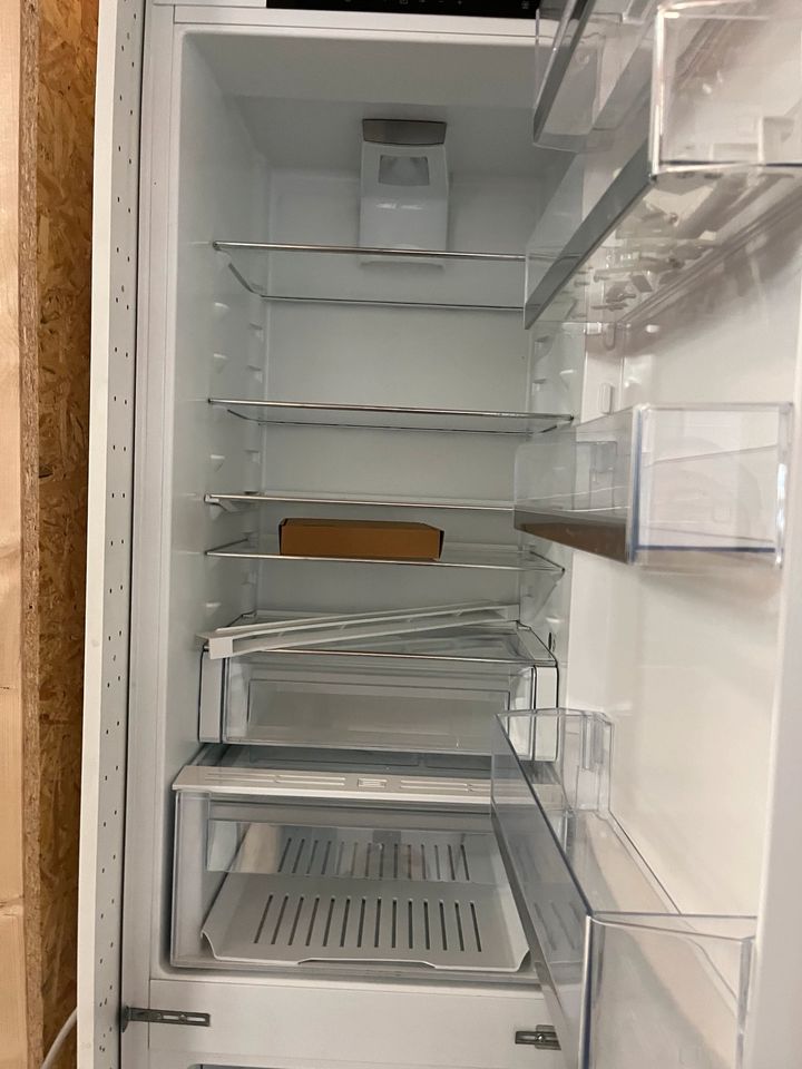 IKEA Kühlschrank mit Korpus und Türe Einbaukühlschrank 220cm Höhe in Ispringen